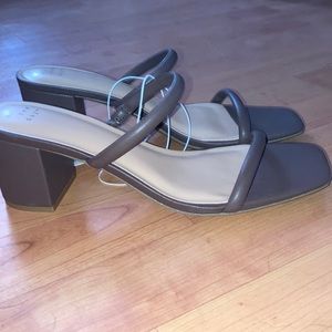 Mahagony heeled sandals.